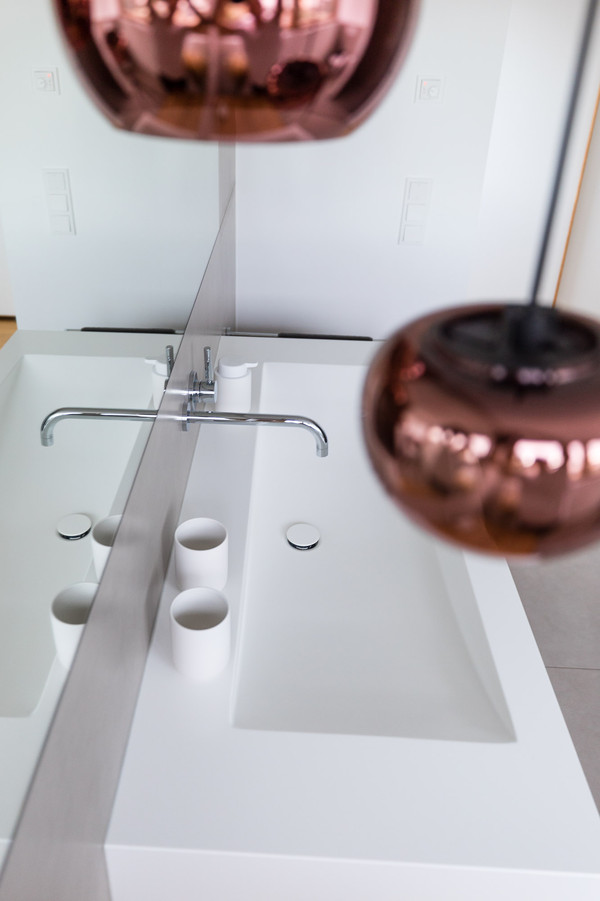 Extra langer Waschtisch mit lavanto®-Becken Arco aus Avonite® Porcelain bietet Platz für zwei - Foto: edel-fotografie