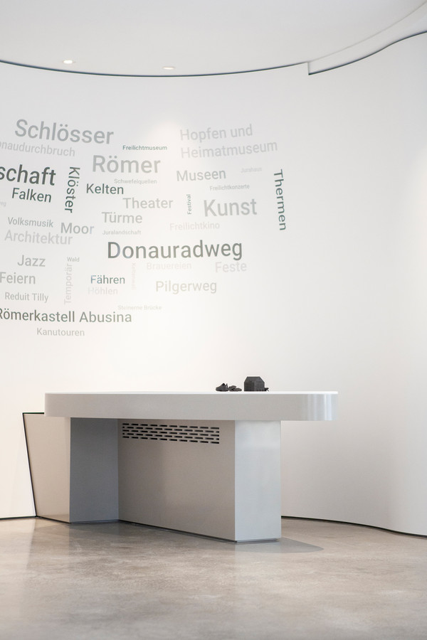 Multimediatisch aus Mineralwerkstoff - Foto: Regina Sedlmayer/Raith Architekten GmbH