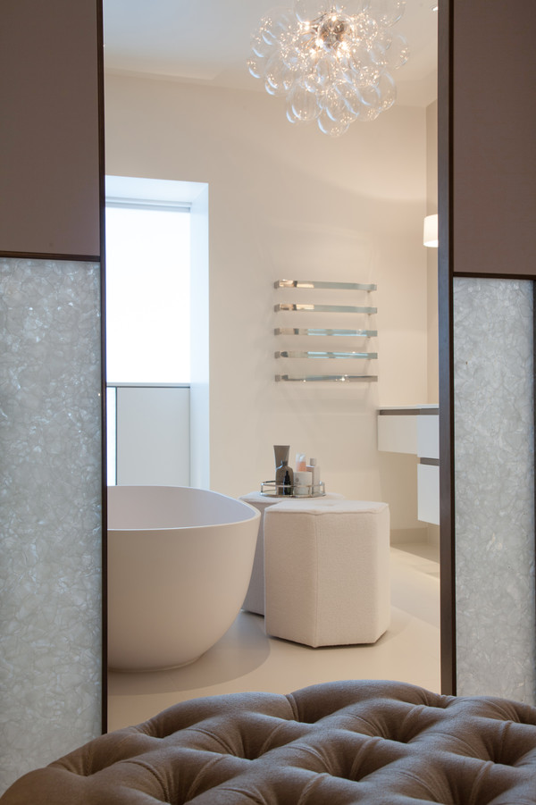 Zwischenwand aus Glaskeramik - Foto: Thurleigh Avenue, London, Bedroom and ensuite bathroom designed by Laura Sole 